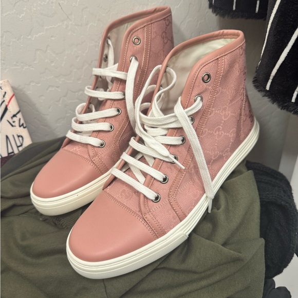 Only worn in store at initial purchase. Too small now - Picture 1 of 5